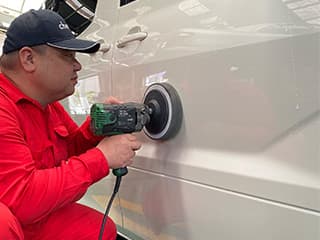 車を磨いている従業員