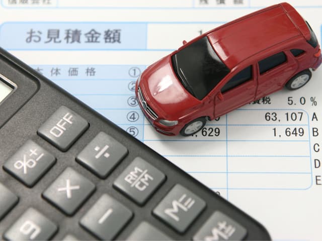 計算機とミニカーと見積書