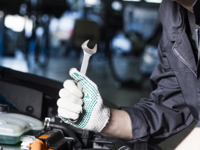 手に工具を持った整備士の手